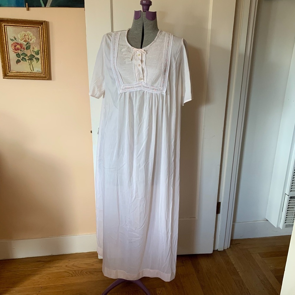 Vintage Pale Pink Nightgown Embroidered Lace Trim Short Sleeve Maxi